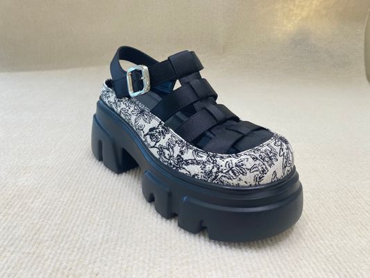 수리 된 여자 의 발판 에 들어 있는 신발